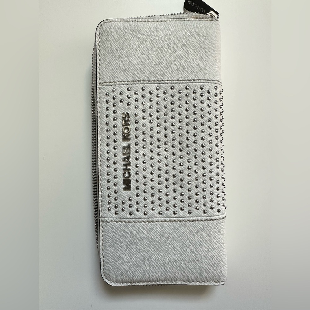 Preowned Michael Kors wallet.